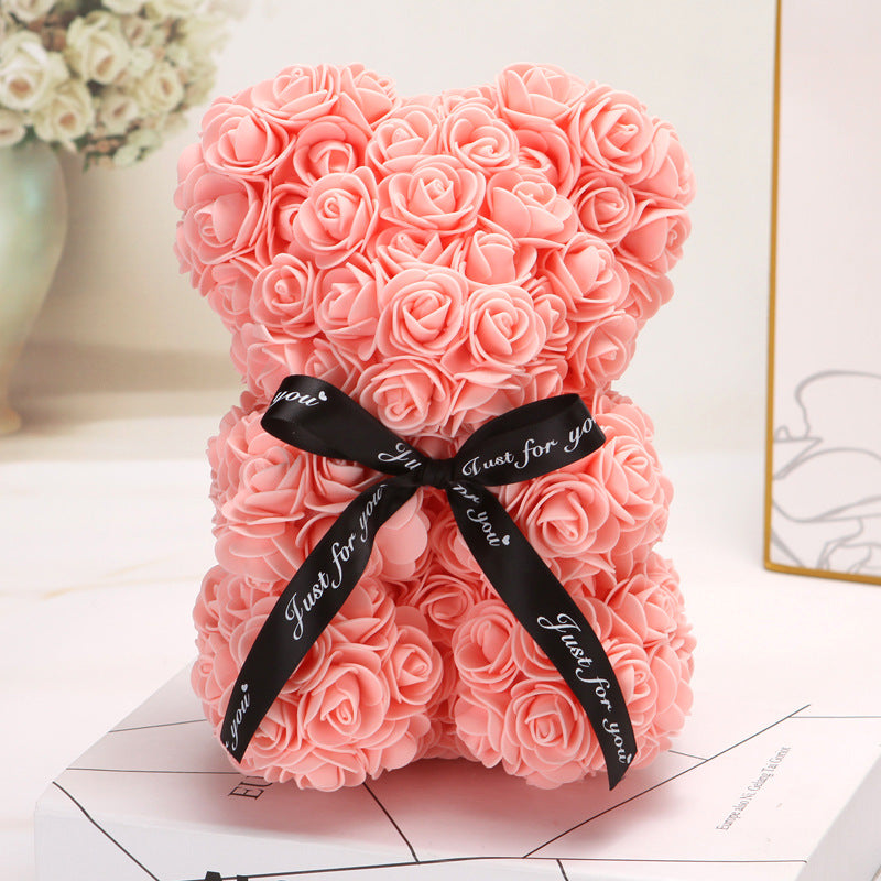 Ours créatif en roses roses avec un ruban noir "Just for you" décoratif