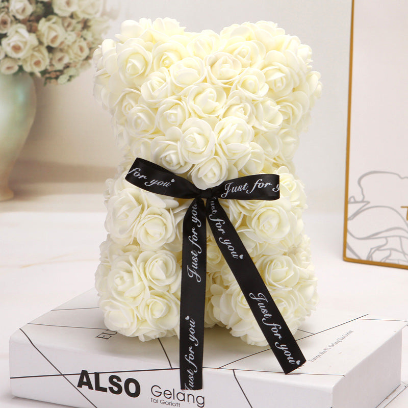 Ours créatif en roses blanches avec ruban noir décoratif "Just for you"