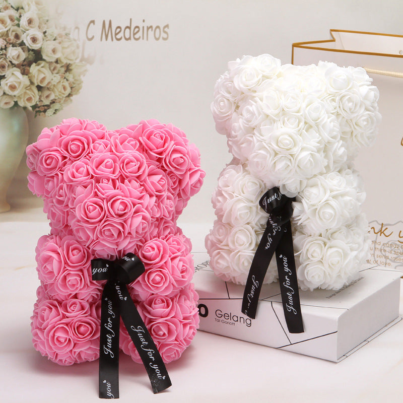 ours créatif en roses artificielles roses et blanches avec rubans noirs décoratifs